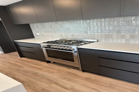 Photo of property in 32 Solitude Crescent, Kelvin Grove, 4414