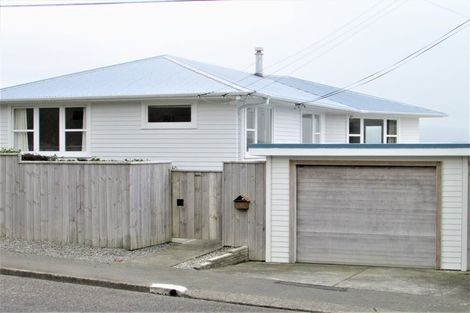 Photo of property in 30 Brooker Grove, Newlands, Wellington, 6037