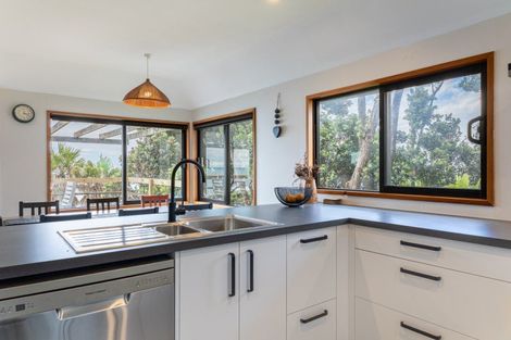 Photo of property in 84 Ames Street, Paekakariki, 5034