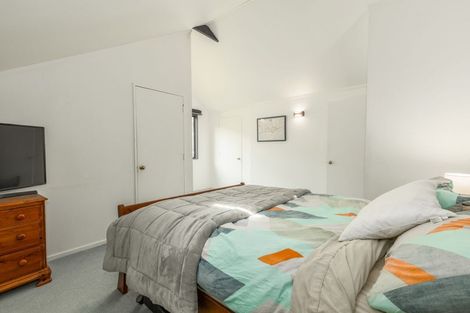 Photo of property in 10 Kakariki Grove, Waikanae, 5036