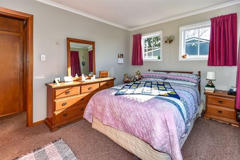 Photo of property in 6 Monteath Place, Redwood, Christchurch, 8051