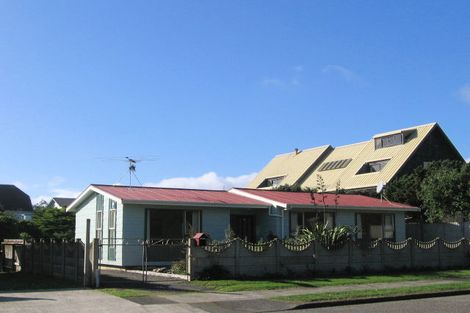 Photo of property in 9 Hughes Street, Waikanae Beach, Waikanae, 5036