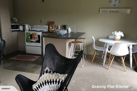 Photo of property in 4 Johnstone Drive, Fitzherbert, Palmerston North, 4410