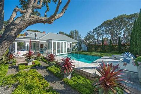 Photo of property in 38 Stanley Point Road, Stanley Point, Auckland, 0624