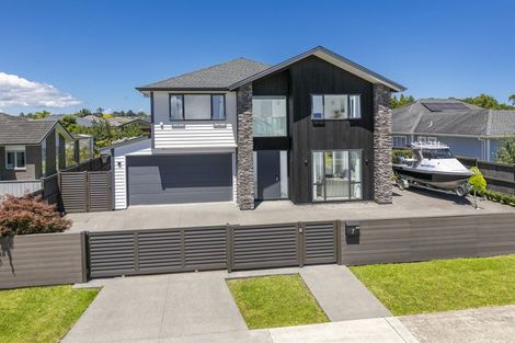 Photo of property in 7 Sir Lincoln Drive, Kumeu, 0810