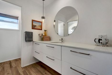 Photo of property in 18 Karaka Road, Kawakawa Bay, Papakura, 2585