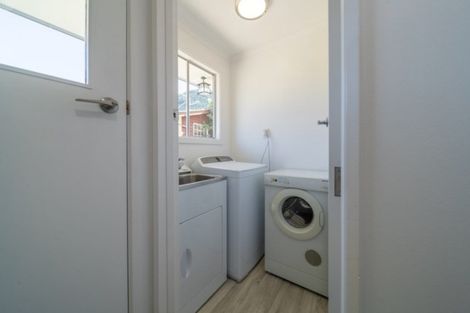 Photo of property in 22 Wynyard Crescent, Fernhill, Queenstown, 9300