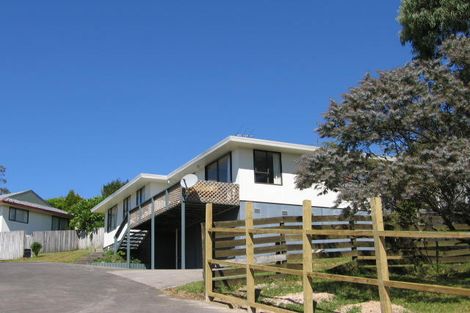 Photo of property in 1/12 Exeter Place, Unsworth Heights, Auckland, 0632