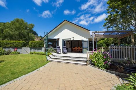 Photo of property in 7-9 Shotover Grove, Waikanae, 5036