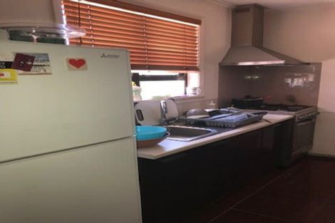 Photo of property in 2 Springside Place, New Lynn, Auckland, 0600