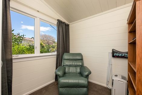 Photo of property in 15 Dunmail Way, Newlands, Wellington, 6037