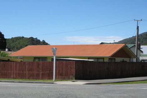 Photo of property in 63 Broadway, Picton, 7220