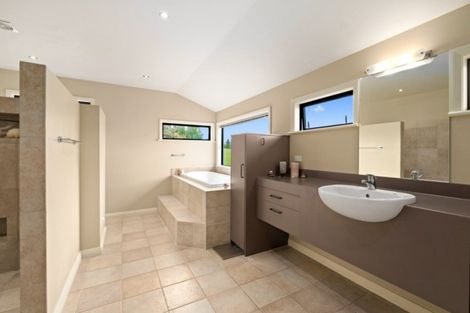 Photo of property in 8 Milward Place, Kelvin Heights, Queenstown, 9300