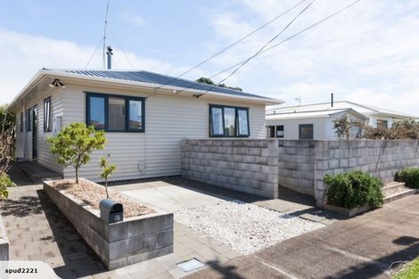 Photo of property in 17 York Crescent, Westown, New Plymouth, 4310