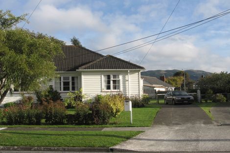 Photo of property in 2 Hodgins Grove, Naenae, Lower Hutt, 5011