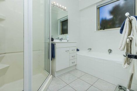 Photo of property in 58 Chivalry Road, Glenfield, Auckland, 0629