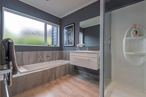 Photo of property in 4 D'urville Place, Kelvin Grove, Palmerston North, 4414