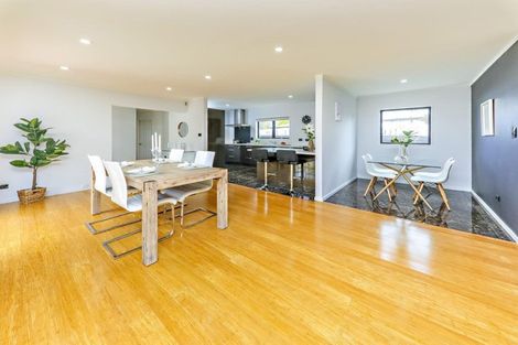 Photo of property in 1 Ussher Place, Pakuranga Heights, Auckland, 2010