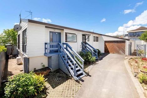 Photo of property in 2/25 De Quincey Terrace, Highland Park, Auckland, 2010