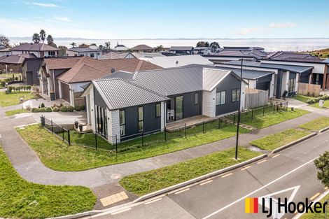 Photo of property in 2 Poutawa Lane, Clarks Beach, 2122