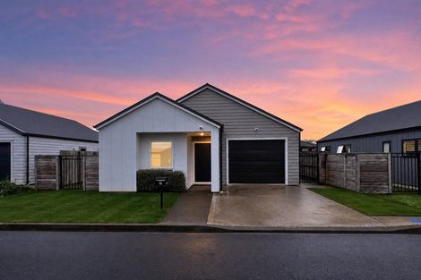 Photo of property in 16 Koru Loop, Paraparaumu, 5032