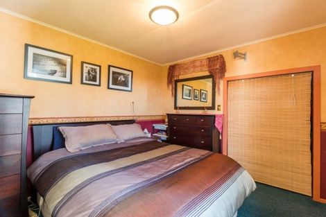 Photo of property in 13 Brooker Grove, Newlands, Wellington, 6037