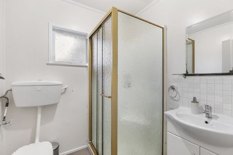 Photo of property in 2/53 Ayton Drive, Totara Vale, Auckland, 0629