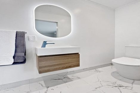 Photo of property in 15 Hocken Place, Mangere Bridge, Auckland, 2022