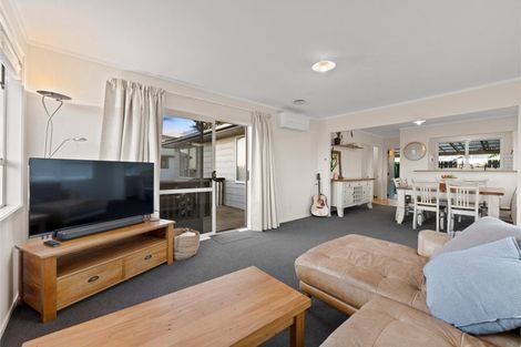 Photo of property in 1/30 Elizabeth Drive, West Harbour, Auckland, 0618