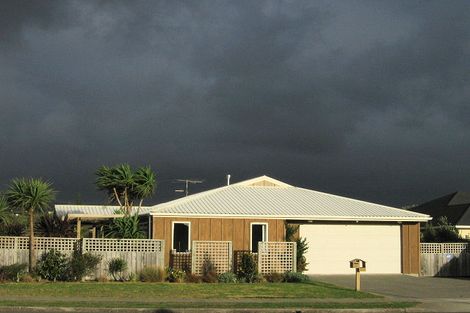 Photo of property in 6 Marewa Place, Waikanae Beach, Waikanae, 5036