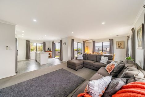 Photo of property in 5 Mckenzie Way, Timberlea, Upper Hutt, 5018