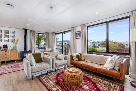 Photo of property in 15 Maracas Crescent, Grenada Village, Wellington, 6037