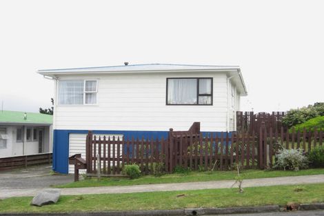 Photo of property in 32 Edgecombe Street, Newlands, Wellington, 6037
