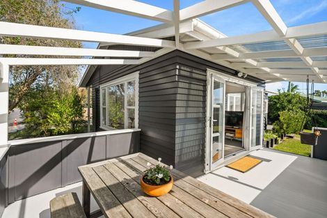 Photo of property in 37 Waimumu Road, Massey, Auckland, 0614