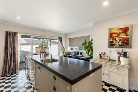 Photo of property in 11 Truby King Street, Merrilands, New Plymouth, 4312