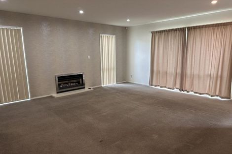 Photo of property in 24 Mulroy Place, Pinehill, Auckland, 0632