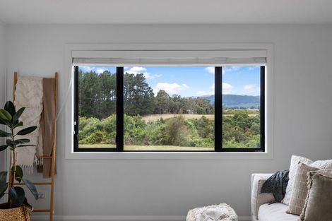 Photo of property in 43 Coutts Way, Fitzherbert, Palmerston North, 4410