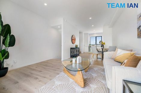 Photo of property in 7/11 Kayle Glen, West Harbour, Auckland, 0618