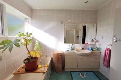 Photo of property in 44 Royal View Road, Te Atatu South, Auckland, 0610