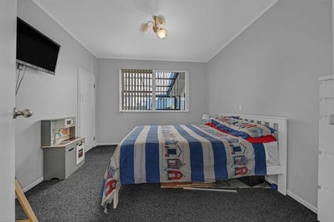 Photo of property in 6 Aplin Place, Birkdale, Auckland, 0626