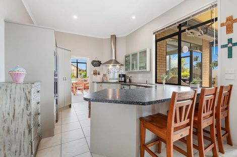 Photo of property in 4 Kingtide Place, Red Beach, 0932