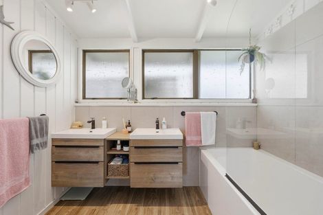 Photo of property in 6 Vela Place, Clarks Beach, 2122