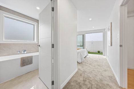 Photo of property in 40a The Esplanade, Eastern Beach, Auckland, 2012