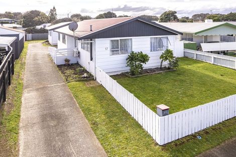 Photo of property in 17 Tainui Street, Castlecliff, Whanganui, 4501