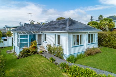 Photo of property in 62 Ocean View Road, Northcote, Auckland, 0627