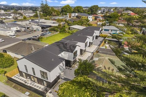 Photo of property in 4 Roberts Road, Matakatia, Whangaparaoa, 0930