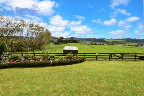 Photo of property in 7 Kaipara Lake Road, South Head, Helensville, 0874