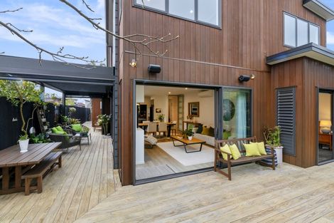 Photo of property in 136 East Coast Road, Forrest Hill, Auckland, 0620