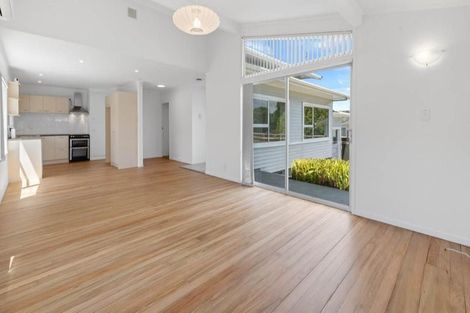 Photo of property in 355 Pakuranga Road, Pakuranga Heights, Auckland, 2010