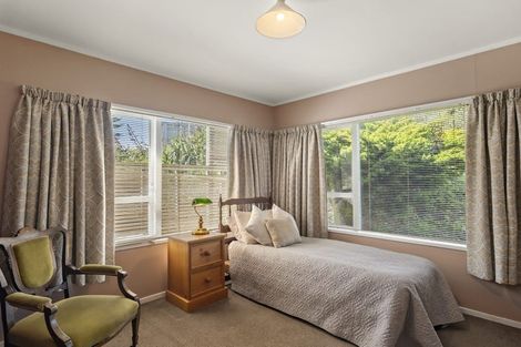 Photo of property in 70 Nevay Road, Karaka Bays, Wellington, 6022